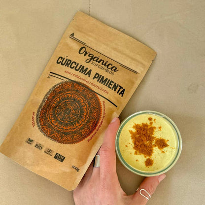 Cúrcuma biológica e pimenta preta em pó